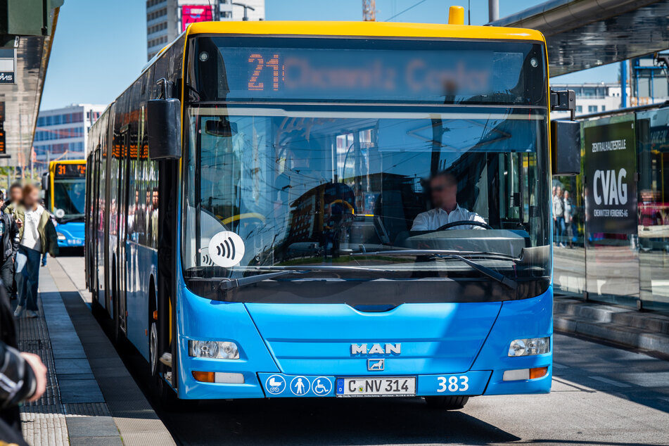 Der Vorfall passierte in einem Bus der Linie 21, am Getreidemarkt kam es dann noch zu einer körperlichen Auseinandersetzung. (Archivbild)