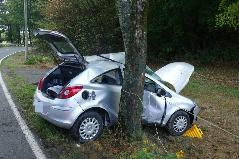Bei einem Unfall auf einer Landstraße wurde eine junge Frau lebensgefährlich verletzt.