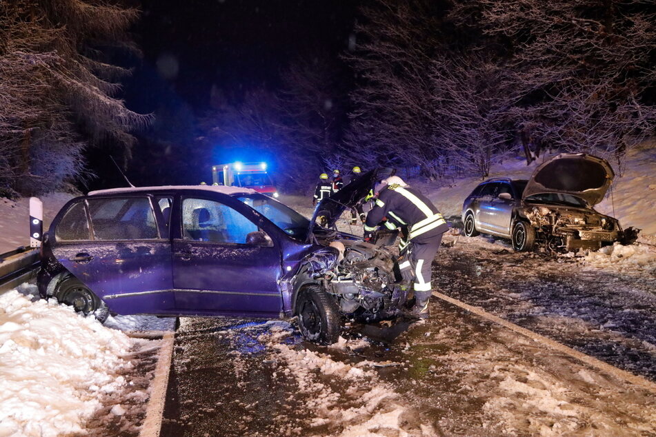 Bei dem Unfall wurden insgesamt drei Autos beschädigt, mehrere Personen wurden verletzt.