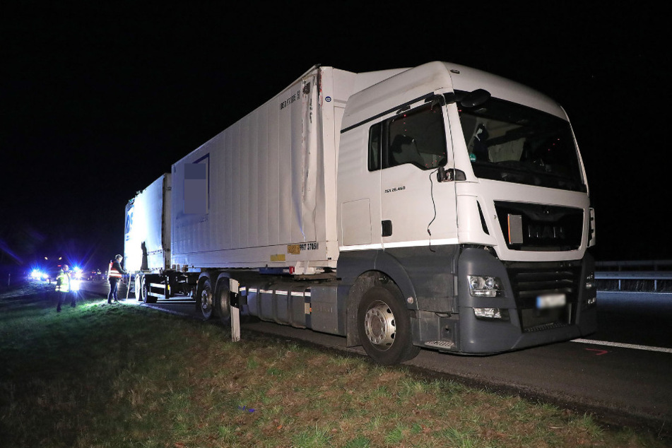 Tragödie auf der A4 bei Großschirma: Der weiße MAN-Truck touchierte zunächst den liegengebliebenen DAF-Sattelzug, erfasst anschließend den Trucker.