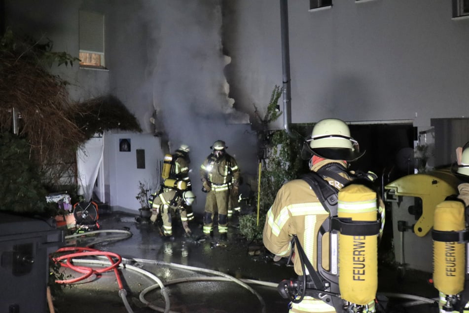 Die Feuerwehr rückte mit zahlreichen Kräften an.