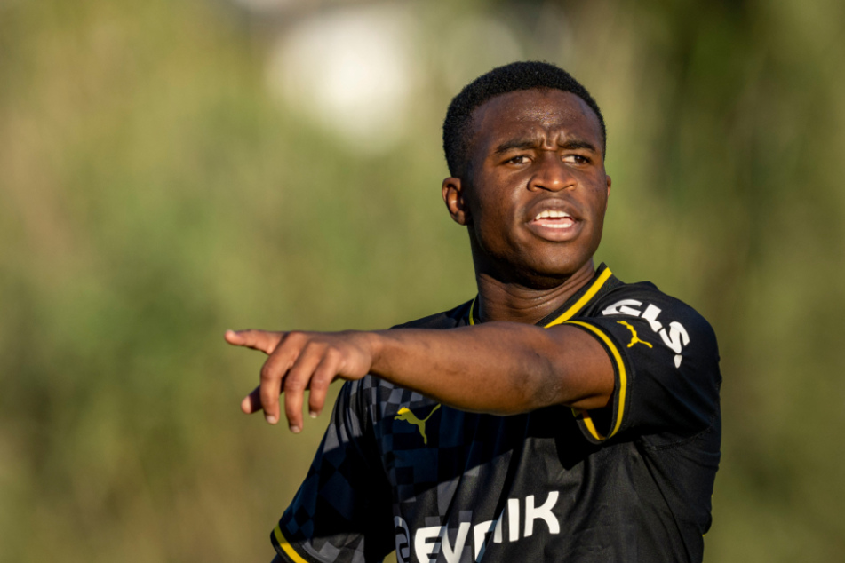 Youssoufa Moukoko (18) hat sich offenbar entschieden: Er soll bis 2026 beim BVB bleiben!