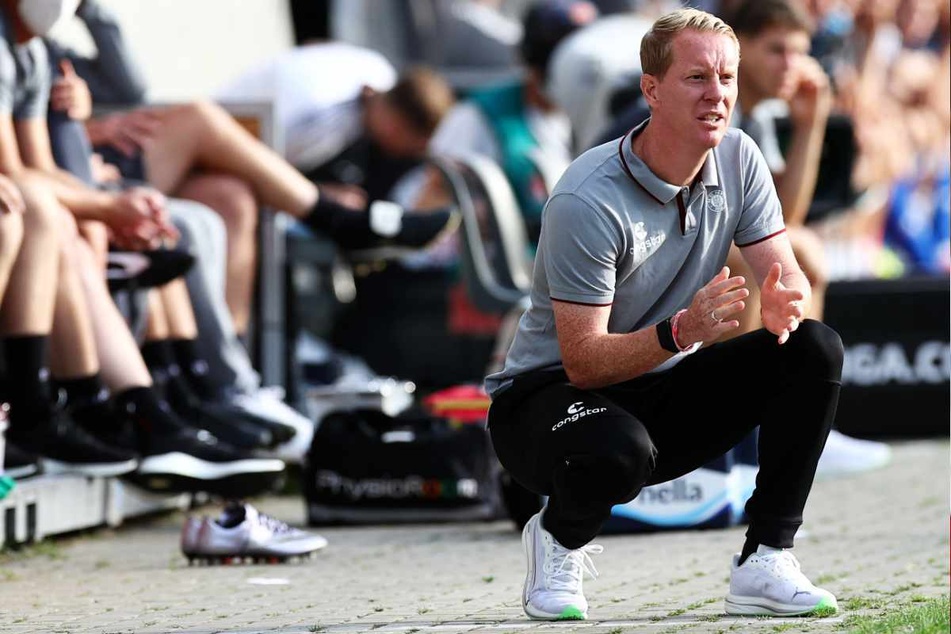 St.-Pauli-Trainer Timo Schultz (44) plagen vor dem Spiel gegen Tabellenführer SSV Jahn Regensburg kleine Personalsorgen.