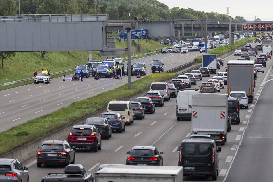 Die Autobahn stadteinwärts wurde gesperrt. Der Verkehr staute sich aber auch in der Gegenrichtung kilometerweit.