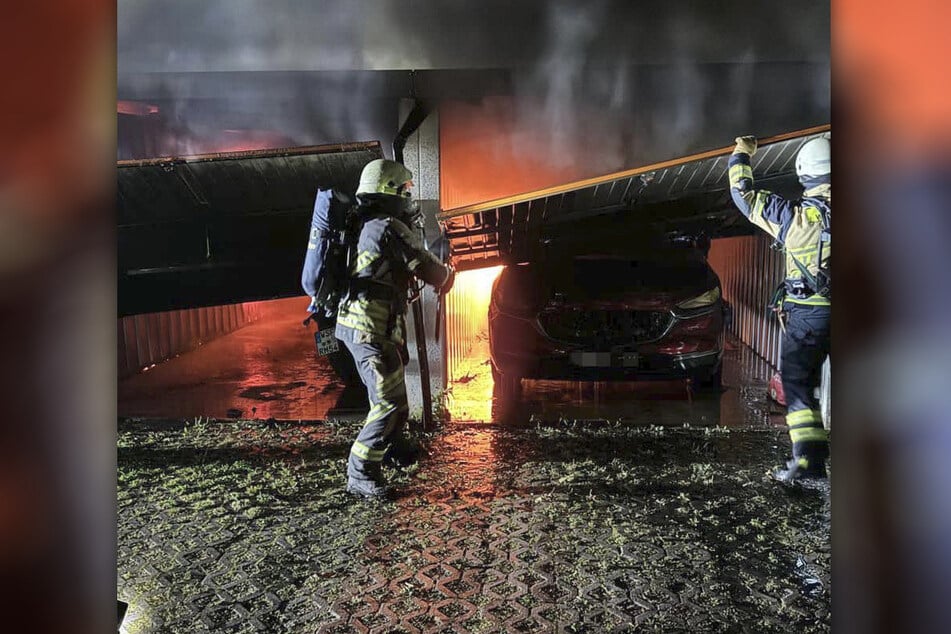 Neben den Garagen wurden mehrere Fahrzeuge beschädigt.