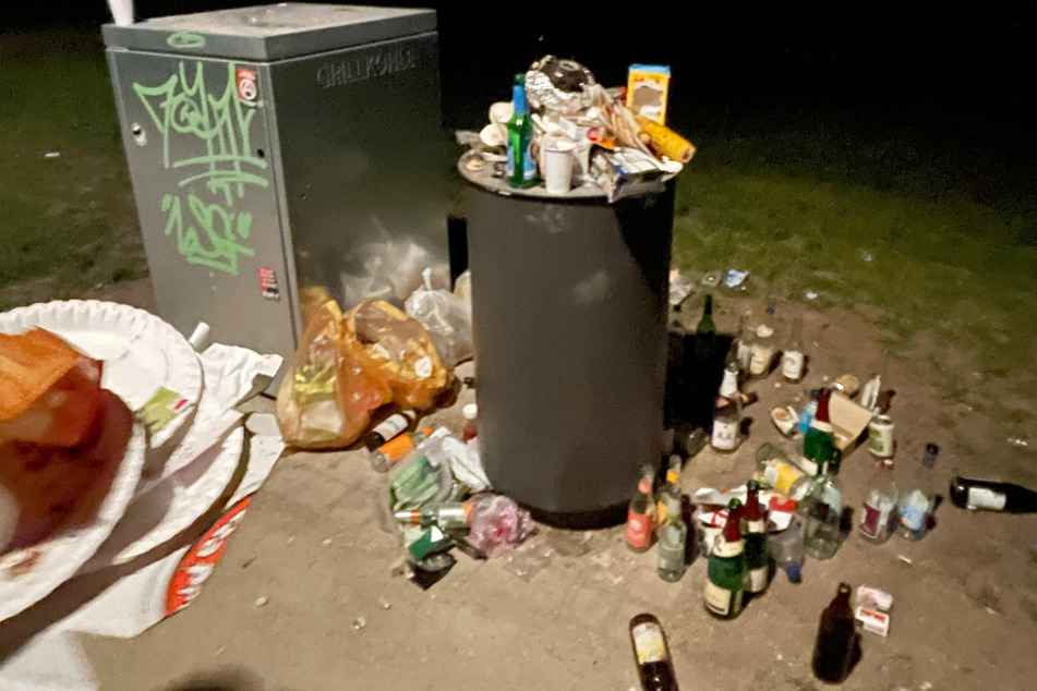 Die ausgelassene Partystimmung spiegelt sich in dem Mülleimer. Verpackungen, Pappteller und reichlich Alkohol liegen im bzw. neben dem Abfallbehälter.