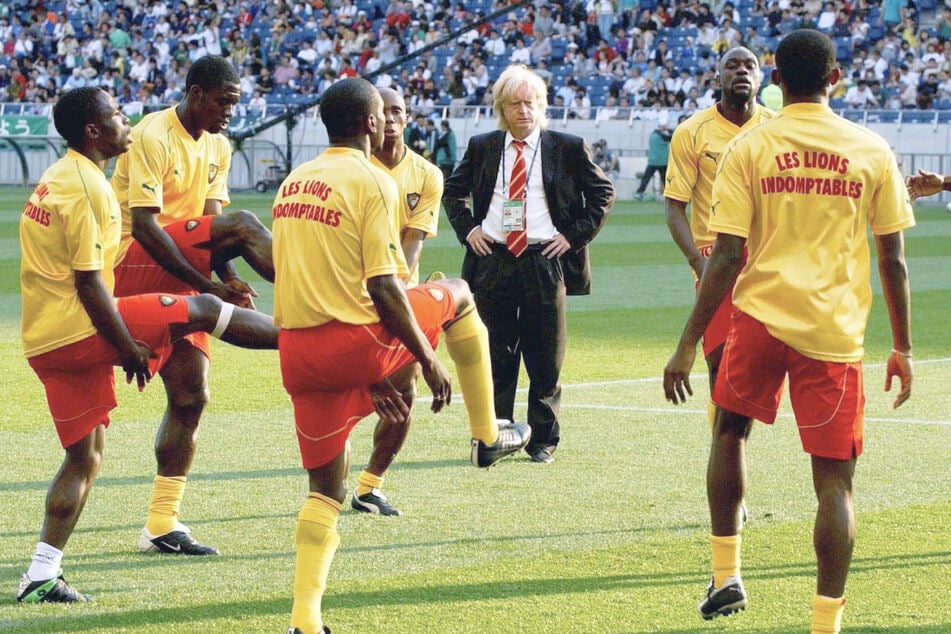 Mit Kamerun gewann Schäfer den Africa Cup und nahm an der WM 2002 in Japan und Südkorea teil.