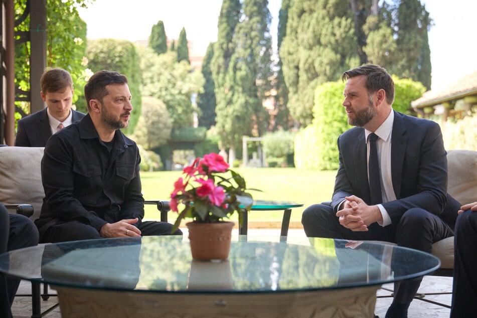 US Vice President JD Vance (r.) met with Ukraine's President Zelensky in Rome over the weekend.