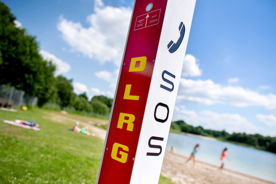 Die Deutsche Lebensrettungsgesellschaft (DLRG) rät zur Vorsicht in kühlen Seen. (Archivbild)