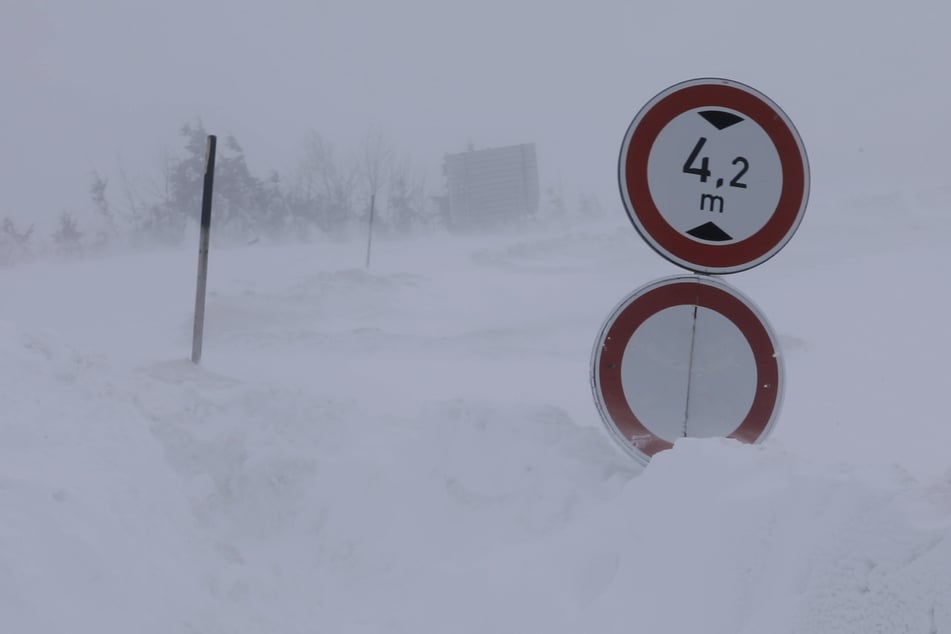 Erste Straßen mussten aufgrund massiver Schneeverwehungen voll gesperrt werden.