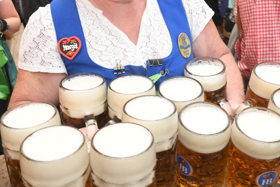 Wiesn-Bier schmeckt zu gut: Tourist schläft gleich zweimal Rausch bei Sanitätern aus