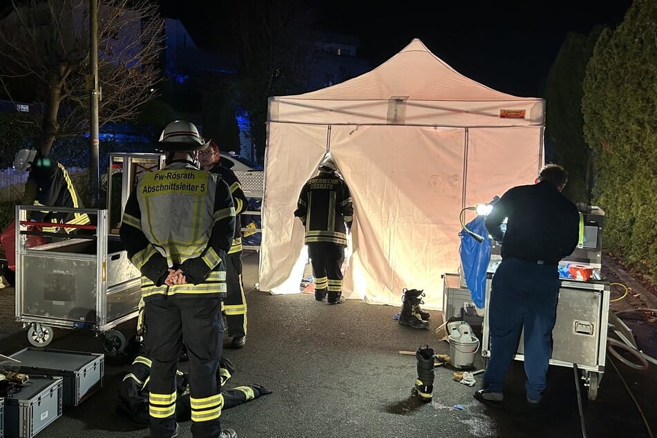 Mit spezieller Schutzausrüstung gingen mehrere Trupps der Feuerwehr in das Wohnhaus, um den Schwelbrand im Dachgeschoss zu löschen.