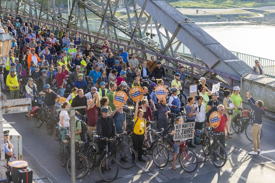 Der Verkehrsversuch wurde später abgebrochen: Auch zur Radler-Demo auf dem Blauen Wunder rief Seifert als ADFC-Chef auf.