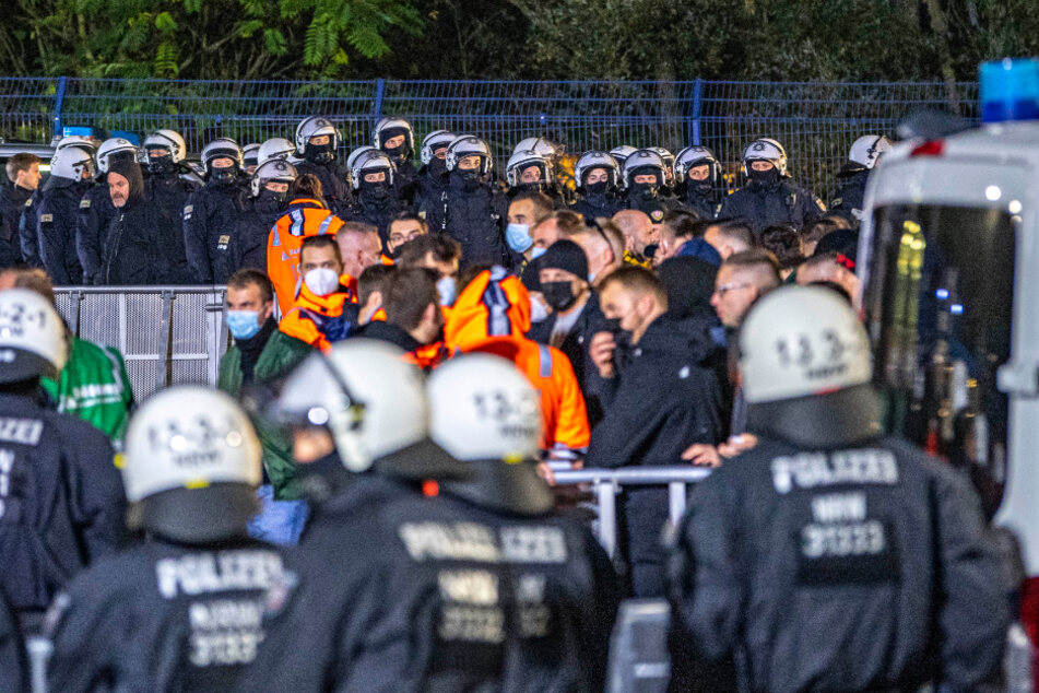 Zahlreiche Polizisten waren bei der Ankunft der Dresdner Fans in Gelsenkirchen vor Ort.