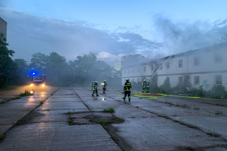 Die Feuerwehrleute mussten das leerstehende Gebäude löschen.