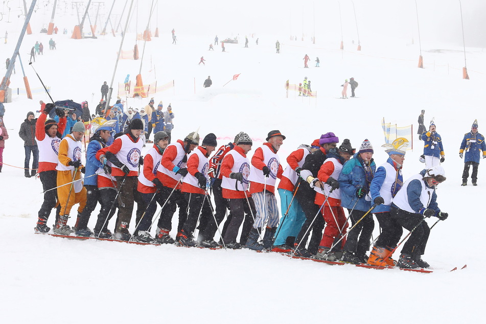 Auf 7,45 Meter langen Skiern ging es am Fichtelberg für 17 Narren talwärts.