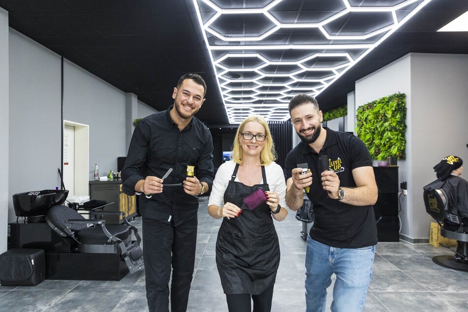 Chef Jandi Klosho (24, l.), Friseurmeisterin Sabrina Löffler (44) und Mitarbeiter Mohsen Alrez (32) freuen sich auf Kunden.