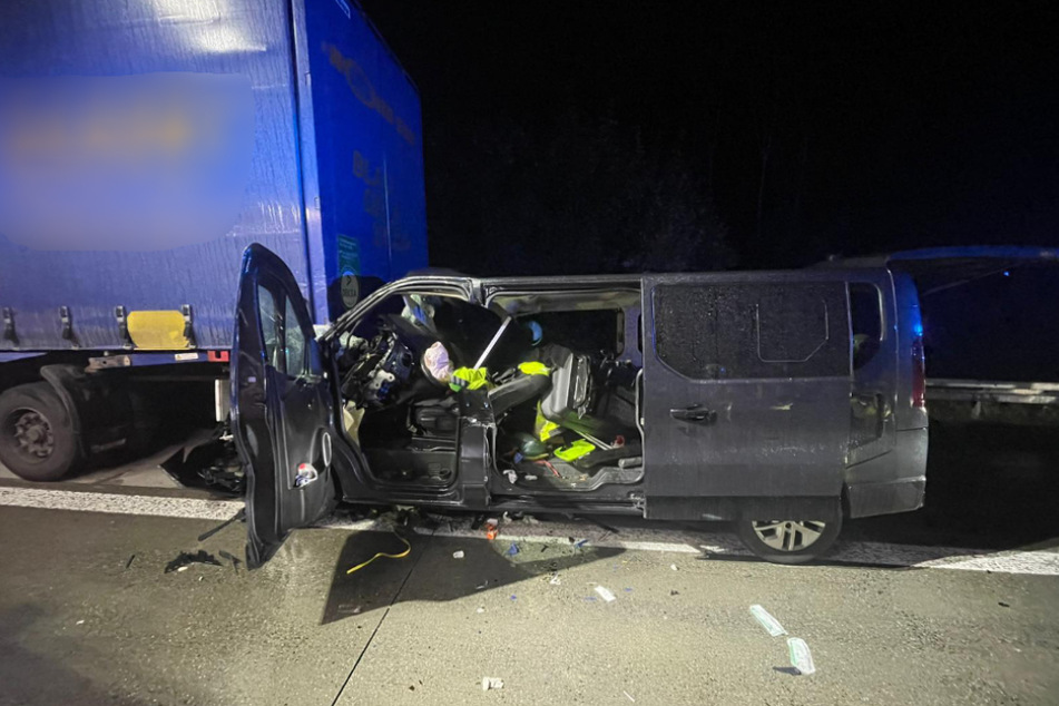 In der Nacht zum Mittwoch wurde ein 58 Jahre alter Transporterfahrer bei einem Auffahrunfall auf der A14 schwer verletzt.
