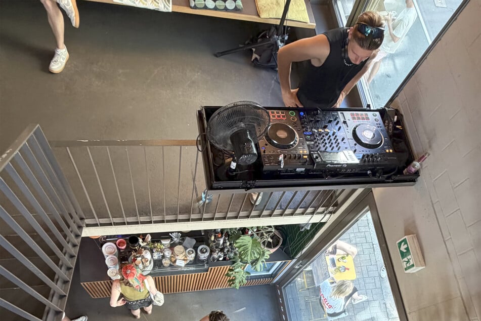 Schon ab 6.30 Uhr wurde am Wenigemarkt getanzt: Die Morgenparty lockte Besucher mit DJs, Matcha Latte und Croissants.