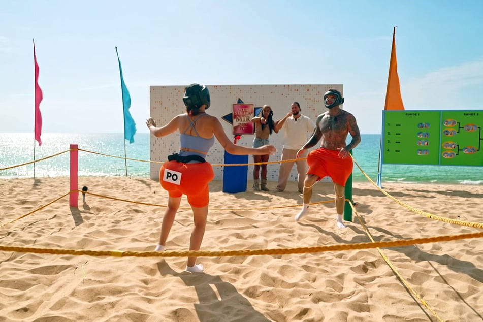 Bei dem Spiel "Wer stiehlt mir den Po?" konnte sich Paco Herb (30) gegen Yeliz Koc (32) durchsetzen und schützte damit sich und Team-Partnerin Georgina Fleur (36) vor dem Rauswurf.