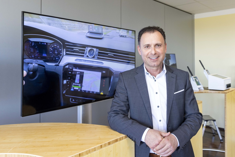 Der Dresdner Auto-Zulieferer "Joynext" kann trotz Krise weiter Navigationssysteme bauen, wie Chef Stavros Mitrakis (50) mitteilt.