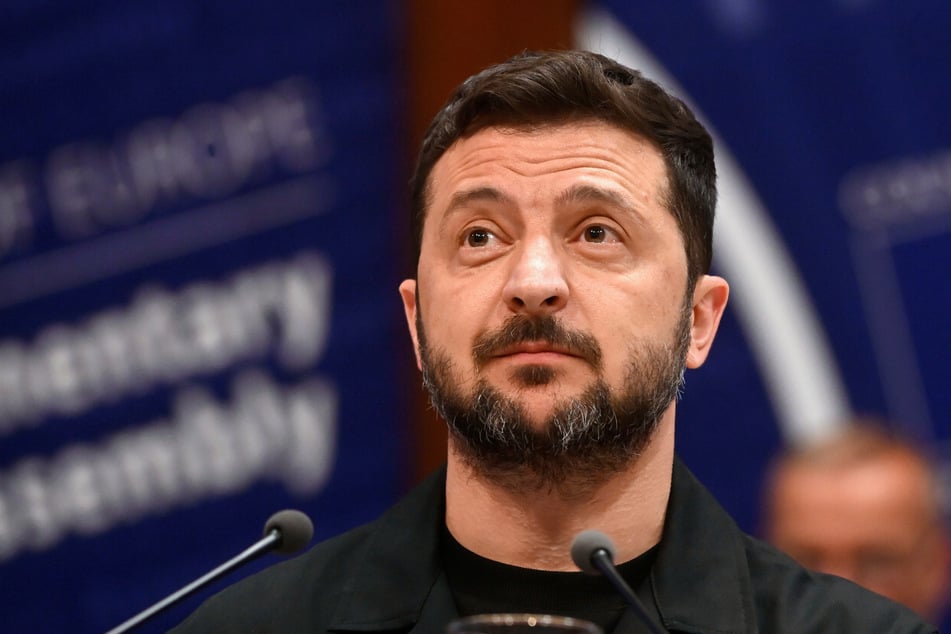 "Sanktionen sollten jetzt eine der wichtigsten Prioritäten sein - die Sanktionen der Welt gegen Russland", sagte der ukrainische Präsident Wolodymyr Selenskyj (47) in seiner abendlichen Videoansprache.