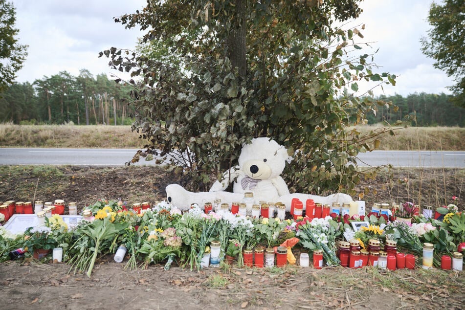Eine liebevolle Gedenkstätte erinnert an den schrecklichen Unfall.