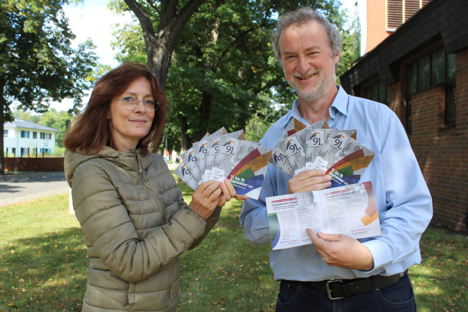 Sabine Proksch (links) und Pfarrer Jörg Michel von der Initiative Zivilcourage in Hoyerswerda gehören zum Vorbereitungsteam für das Gedenkwochenende zu den Vorfällen im Herbst 1991