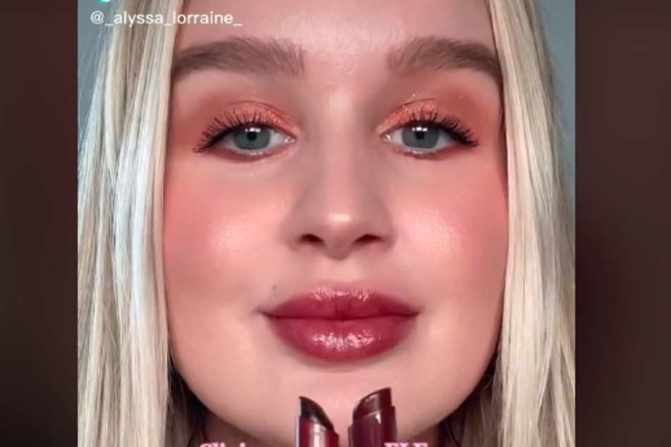 Beauty influencer _alyssa_lorraine_ sports the Clinique Black Honey lipgloss, which has become a popular item on Tiktok!