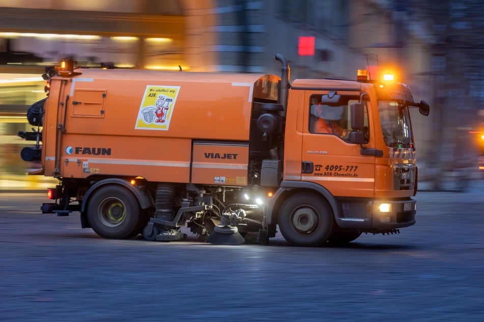 Eine Kehrmaschine der Chemnitzer Stadtreinigung im Einsatz: Dashcams zur Erfassung von Falschparkern wird es auf absehbare Zeit nicht geben.