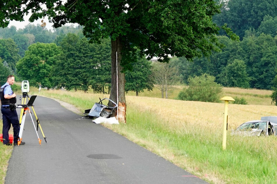 Der Opel knallte erst gegen einen Baum und blieb dann auf einem Feld liegen.