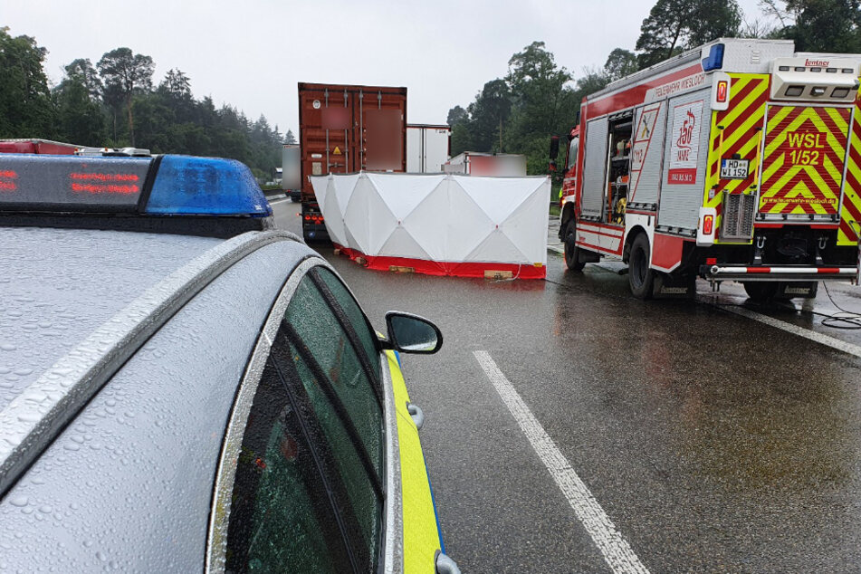 Einsatzkräfte an der Unfallstelle.