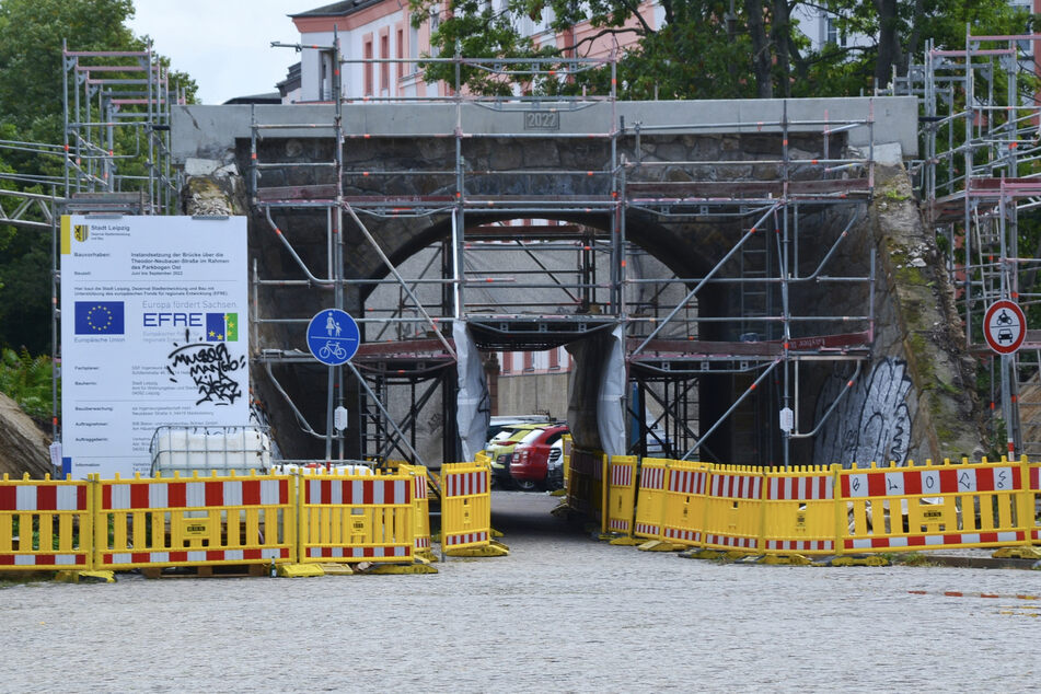 Mit Stand September 2022 wird die alte Bahnbrücke an der Theodor-Neubauer-Straße saniert. Jetzt kommen Aufgänge für Fußgänger und Radfahrer.