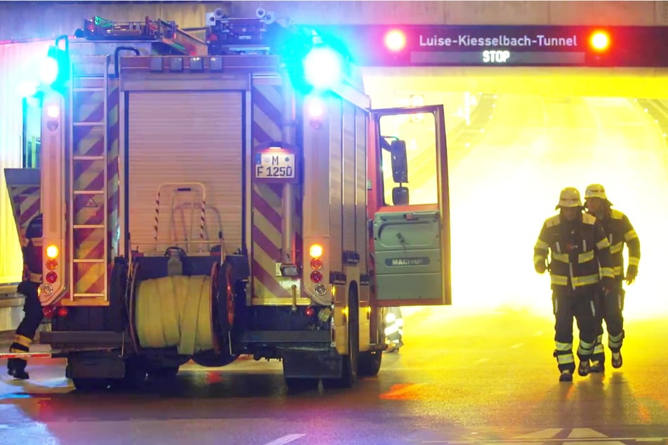 München: Autobrand im Luise-Kiesselbach-Tunnel: Dichter Rauch, Feuerwehr im Großeinsatz