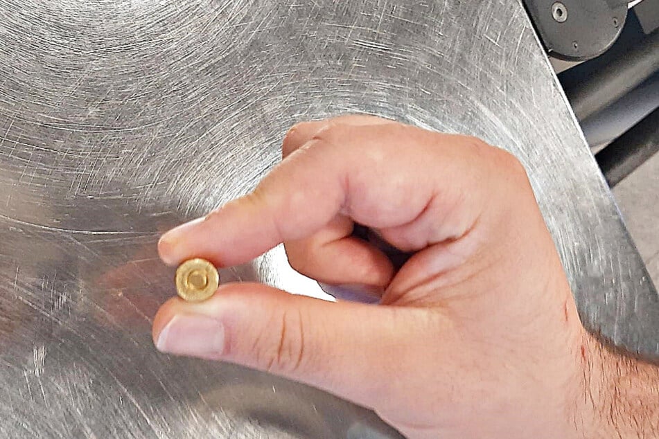 Zwei Männer haben am Flughafen Köln/Bonn gegen das Waffen- und Luftsicherheitsgesetz verstoßen - die Polizei stellte bei beiden Munition im Handgepäck sicher.