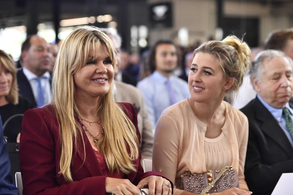 Gina Schumacher (29, r.) und Mama Corinna (57) gewähren in einer neuen ZDF-Doku exklusive Einblicke in ihre Leidenschaft zum Pferdesport.