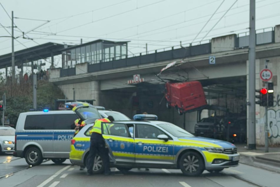 Infolge des Unfalls ergab sich ein kurioses Bild.