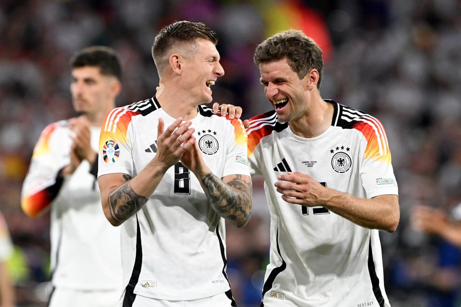 Haben gut lachen: Toni Kroos (l.) und Thomas Müller freuen sich über den grandiosen EM-Start.