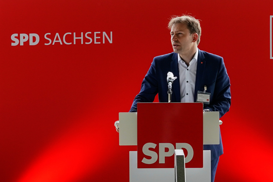 Holger Mann (44) auf dem Landesparteitag der SPD 2021. Nach Ansicht des Bundestagsabgeordneten zeigen die Forderungen von Sachsens Ministerpräsident Michael Kretschmer (48, CDU) die "Rückwärtsgewandtheit der sächsischen CDU".