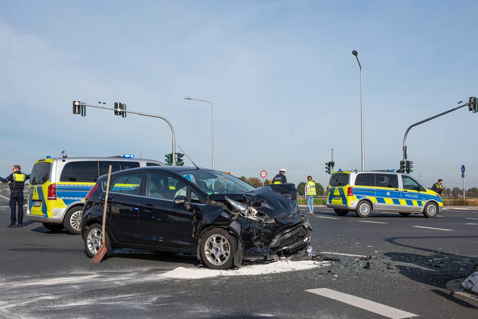 Der andere Wagen wurde bei dem Unfall auf einer Kreuzung in Düren erheblich demoliert.