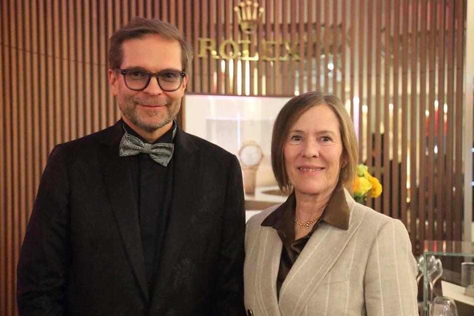 Filialleiter Ralf Pfeiffer (55) und Konzernchefin Kim-Eva Wempe (63) freuen sich über ihr neues Juwel.