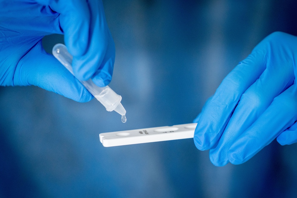 Berlin: Medizinisch geschultes Personal träufelt nach dem Abstrich für einen Corona-Schnelltest in eine Lösung auf die Antigen Testkasette.