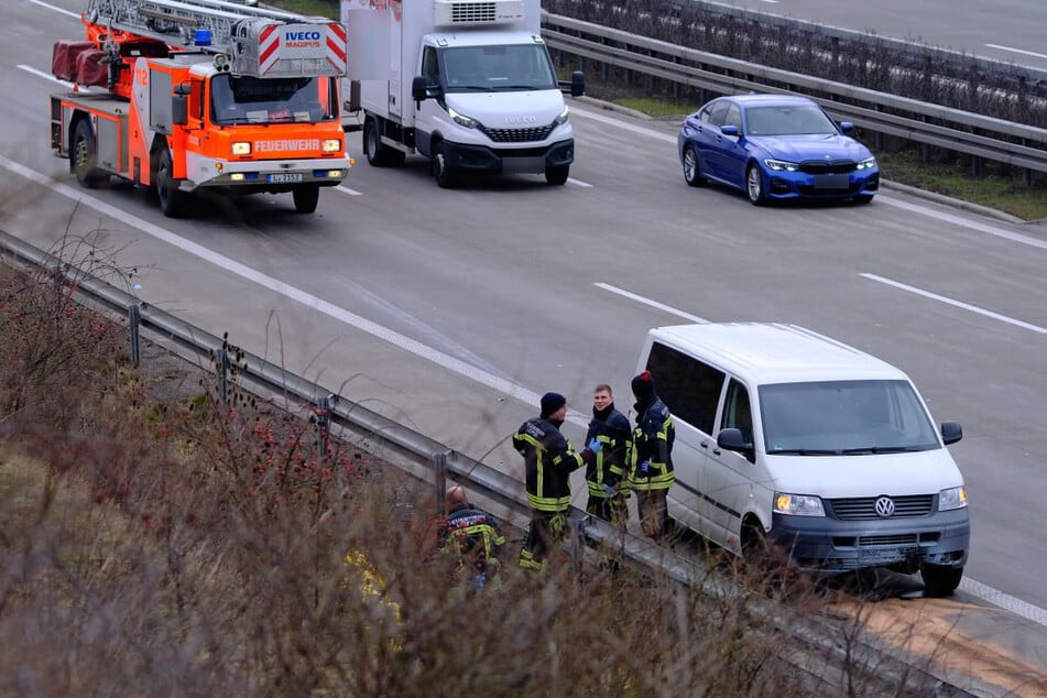 Unfall A14: Unfall auf der A14: Brennender Reifen löst sich von Laster und kracht in VW