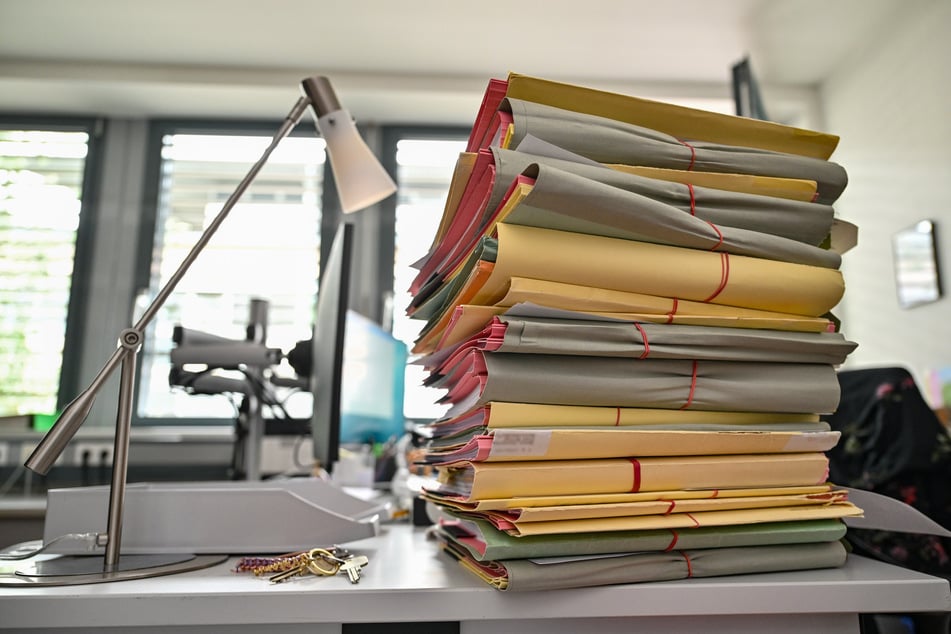 Die Akten stapeln sich: Der Berg der offenen Ermittlungsverfahren in Nordrhein-Westfalen ist weiter gewachsen.