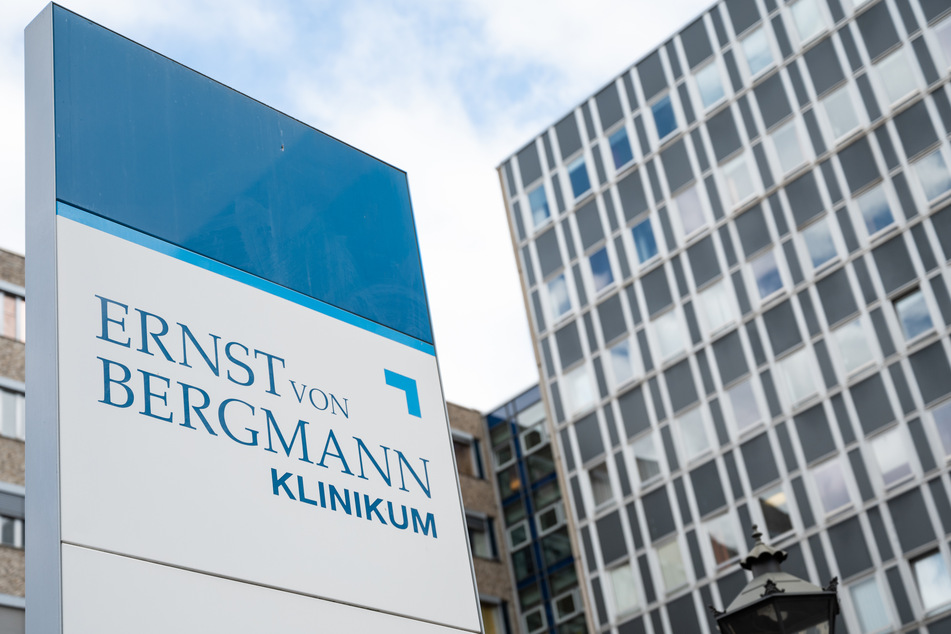 Zu dem Ausbruch der Coronavirus-Infektionen im Potsdamer Klinikum Ernst von Bergmann (EvB) will die Geschäftsführung der Stadt eine neue Dokumentation zu den Infektionen vorlegen.