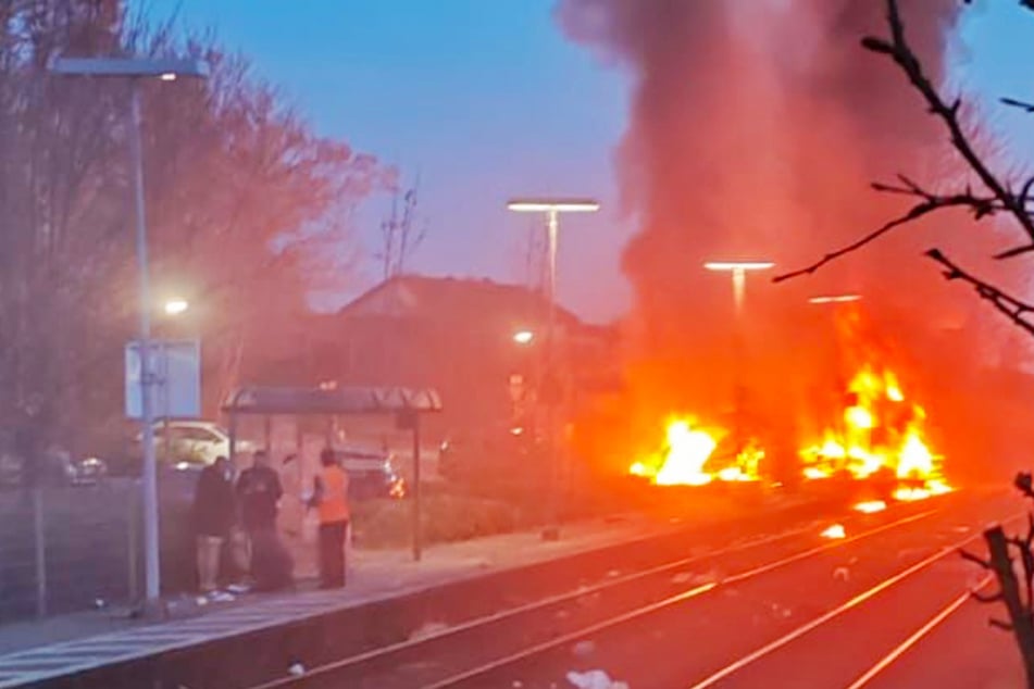 In Insheim ist es an einem Bahnübergang zu einem schweren Unfall gekommen. Ein Zug und ein Lastwagen sind kollidiert.