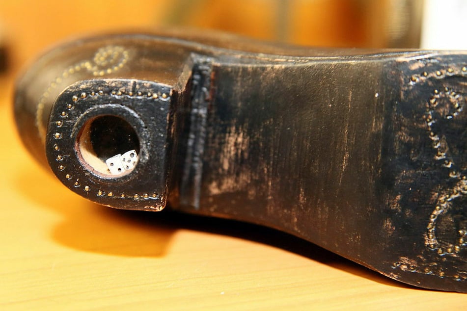 Der Absatz dieses Schuhs klappert – es sind winzige Würfel drin.