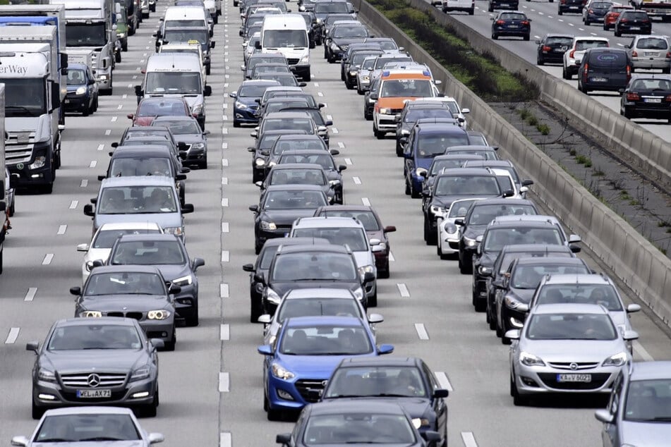 Wegen einer Vollsperrung hatte sich auf der A5 bei Butzbach am Vormittag des heutigen Samstags ein zeitweise bis zu sechs Kilometer langer Stau gebildet. (Symbolbild)