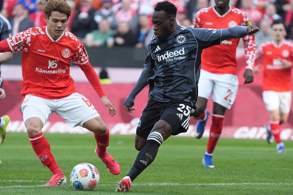 In der sehr durchwachsenen Rückrunde zählte Arnaud Kalimuendo (24, r.) zu den wenigen Lichtblicken bei Eintracht Frankfurt und erzielte sechs Tore.