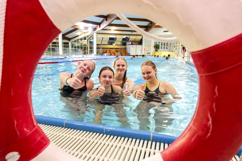 Maja (14, v.l.), Judith (12), Mareike (17) und Fanny (16) vom STV freuen sich aufs 24-Stunden-Schwimmen.